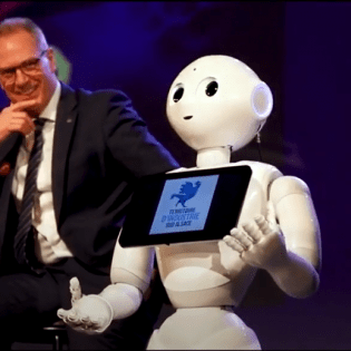 Pepper conferencier robot sur scène parlant