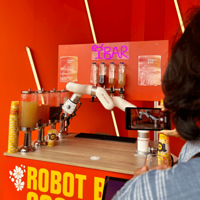 Offrez à vos invités une expérience unique avec notre robot bar à cocktails de location : une animation à la fois amusante et raffinée.