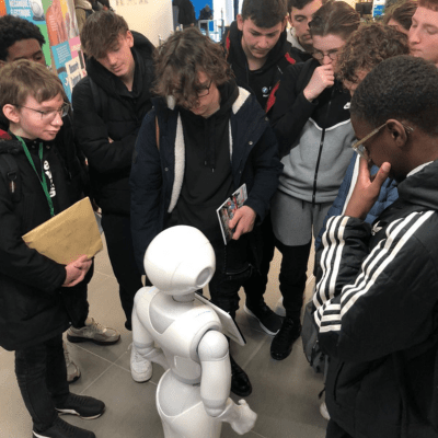 Pepper a animé un atelier robotique qui a éveillé l'intérêt des étudiants pour les avancées technologiques
